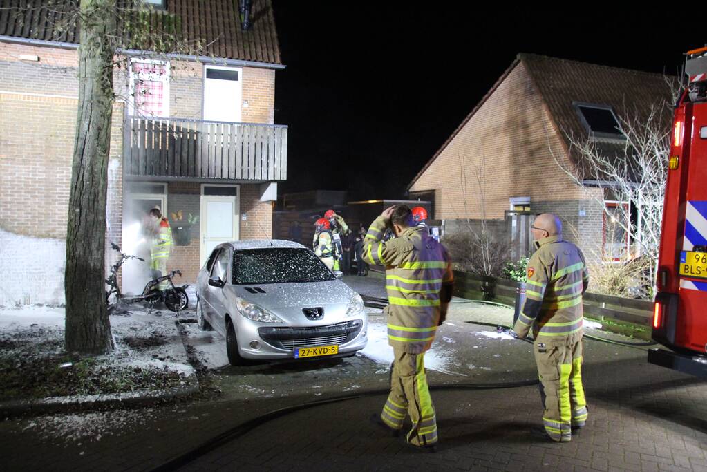 Scooter verwoest door brand, woning en auto flink beschadigt