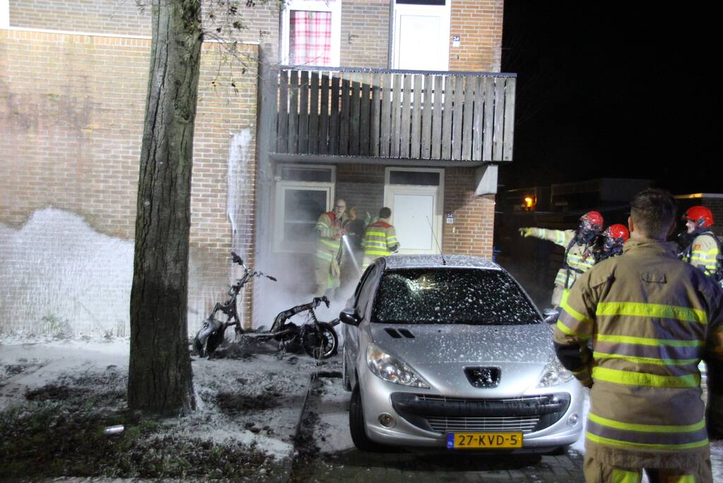 Scooter verwoest door brand, woning en auto flink beschadigt