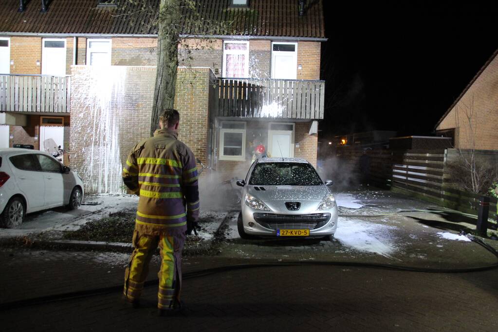 Scooter verwoest door brand, woning en auto flink beschadigt