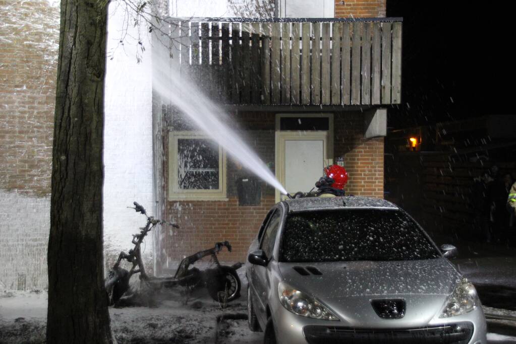 Scooter verwoest door brand, woning en auto flink beschadigt