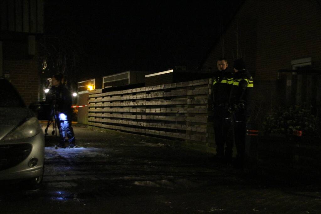 Scooter verwoest door brand, woning en auto flink beschadigt