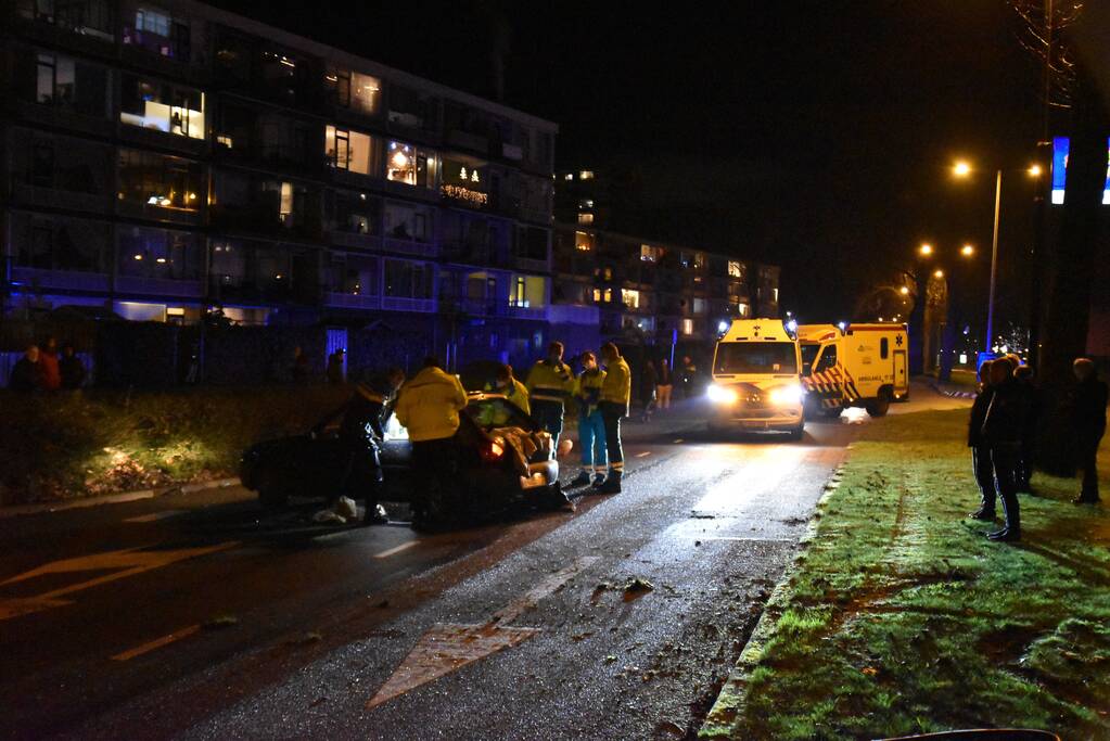 Personenauto totalloss na botsing tegen boom