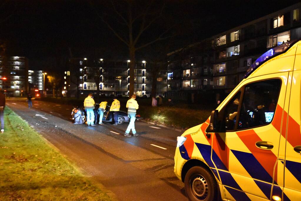 Personenauto totalloss na botsing tegen boom