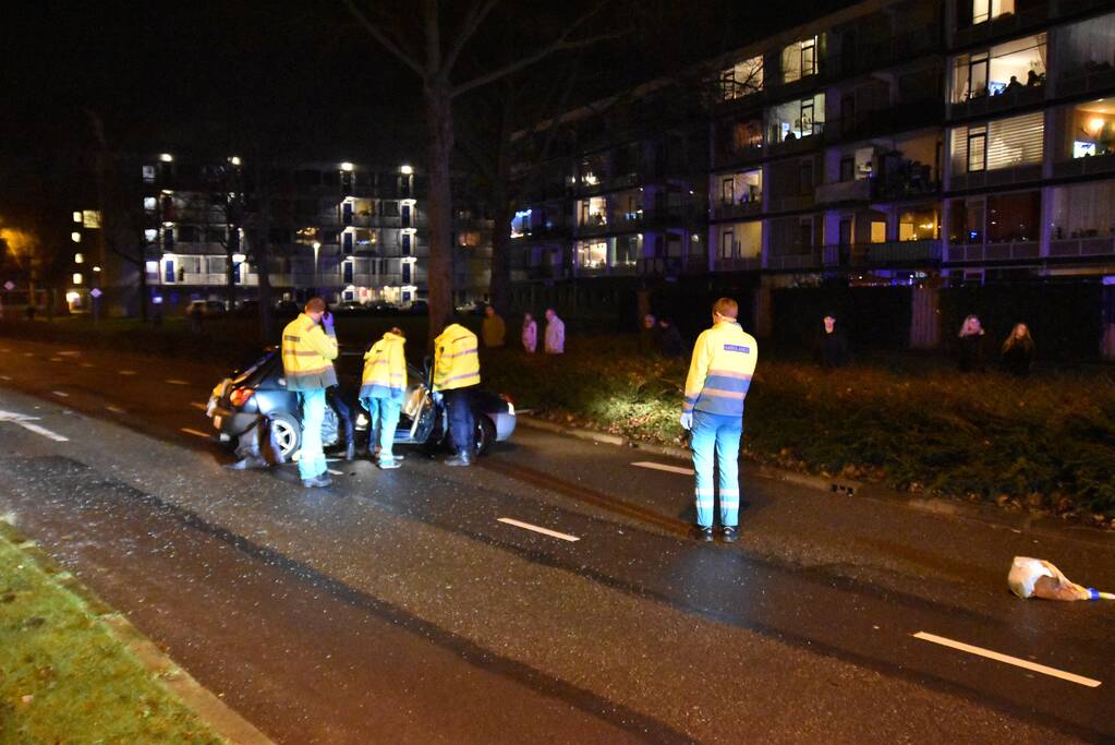 Personenauto totalloss na botsing tegen boom