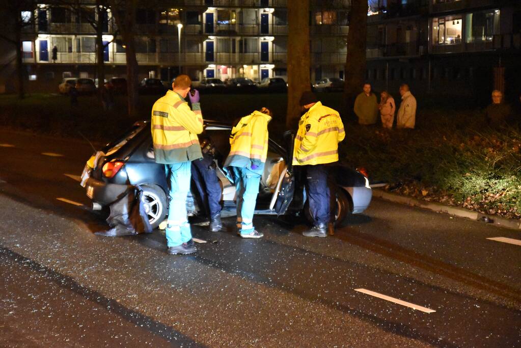 Personenauto totalloss na botsing tegen boom