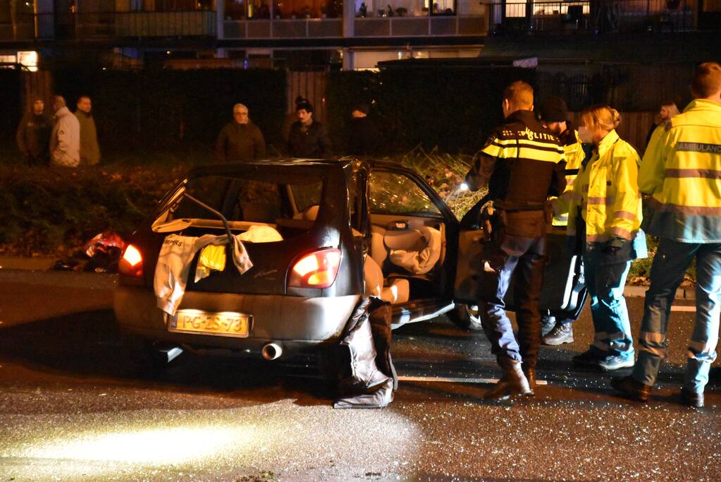 Personenauto totalloss na botsing tegen boom