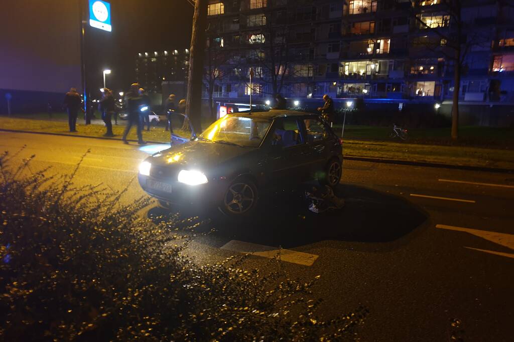Personenauto totalloss na botsing tegen boom
