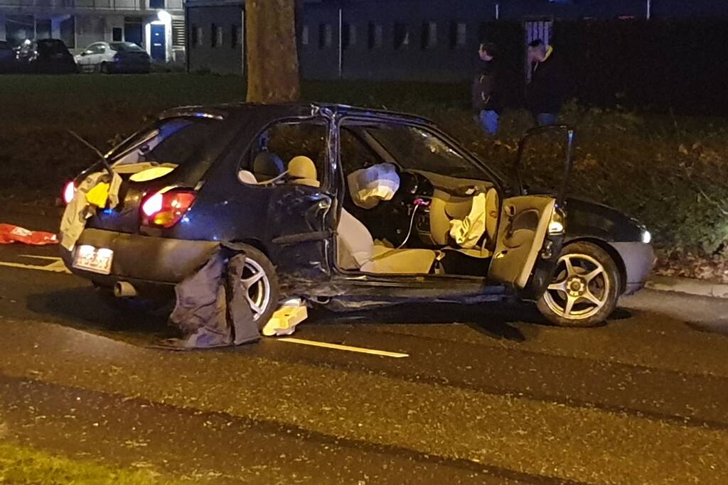 Personenauto totalloss na botsing tegen boom