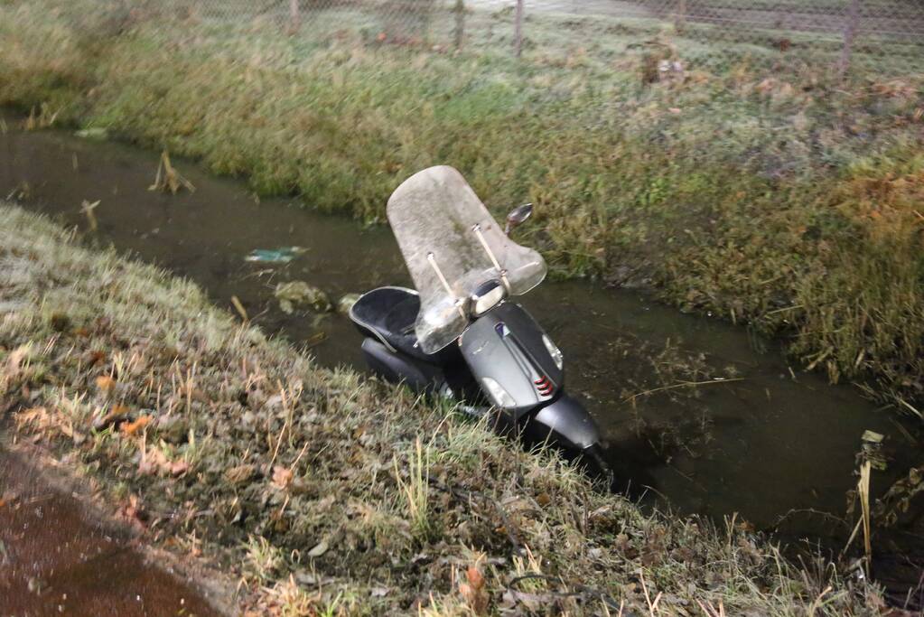 Scooterrijder belandt in sloot