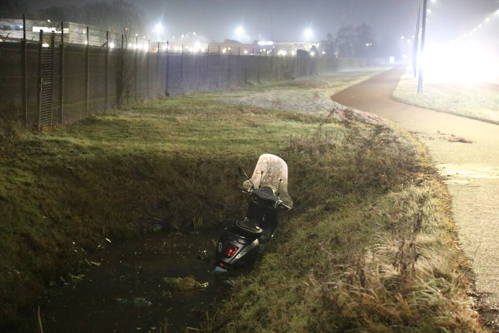Scooterrijder belandt in sloot