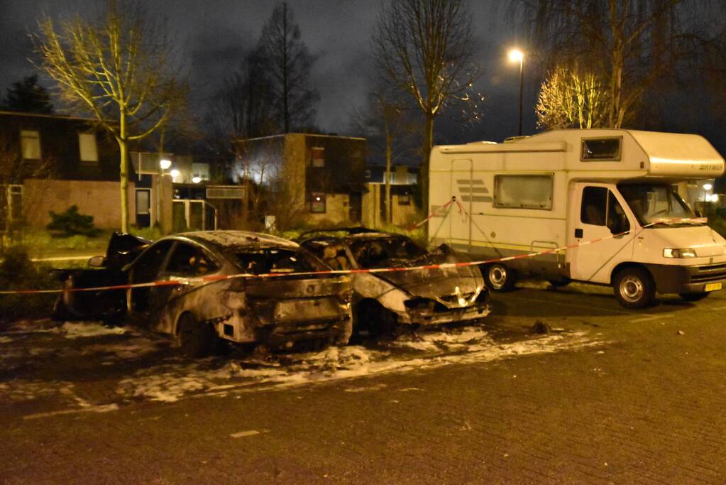 Twee auto's verwoest op parkeerplaats