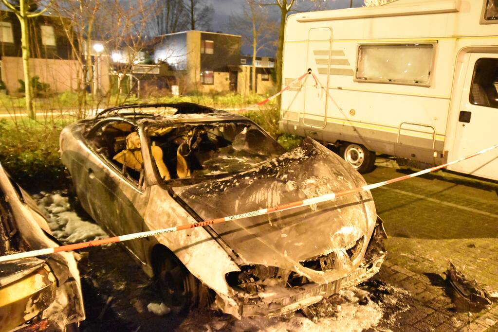 Twee auto's verwoest op parkeerplaats