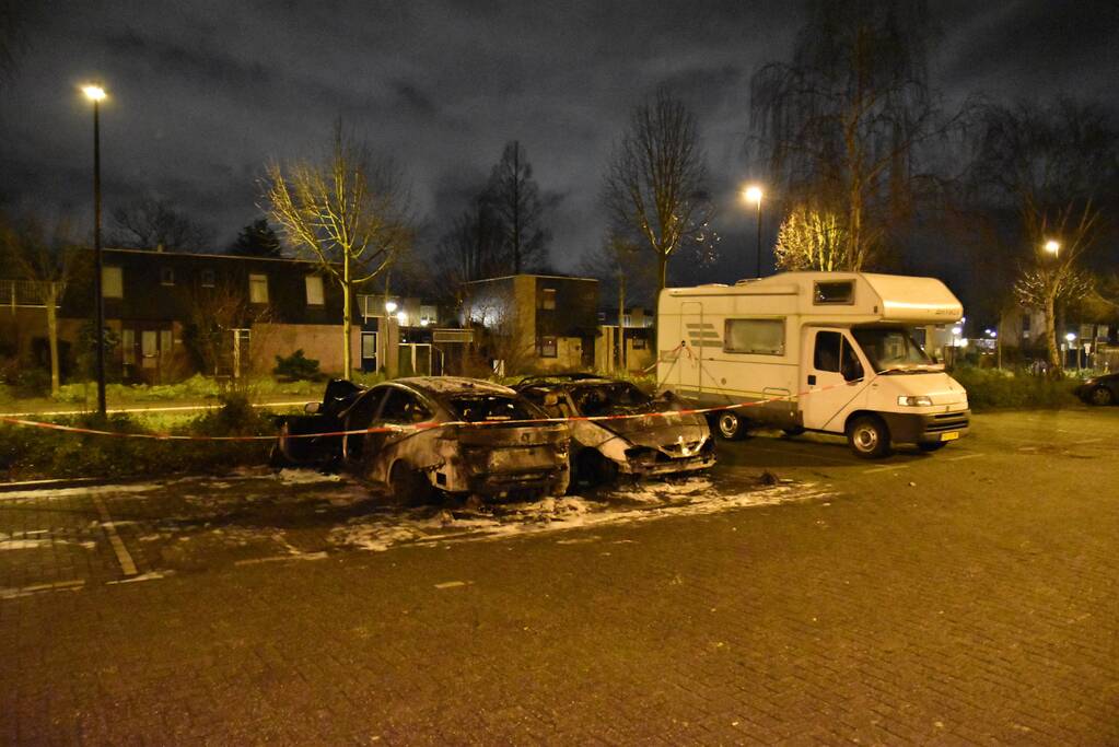 Twee auto's verwoest op parkeerplaats