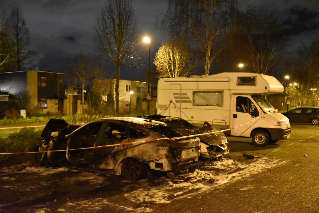 Twee auto's verwoest op parkeerplaats