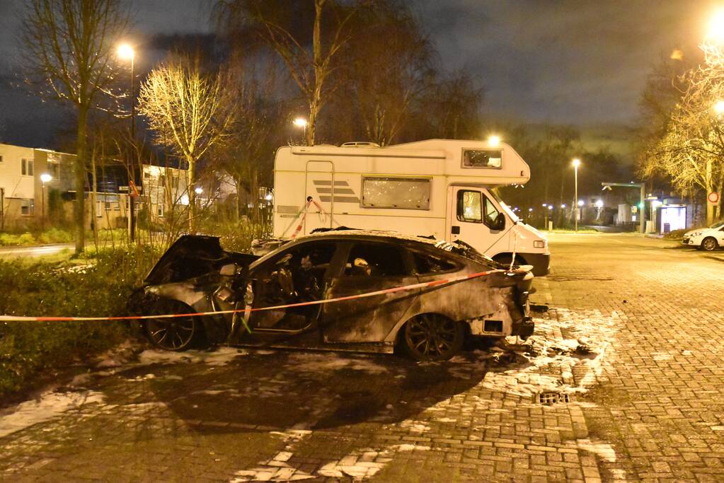 Twee auto's verwoest op parkeerplaats