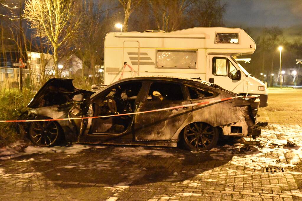 Twee auto's verwoest op parkeerplaats