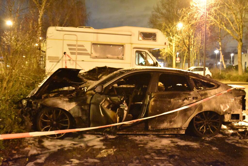 Twee auto's verwoest op parkeerplaats