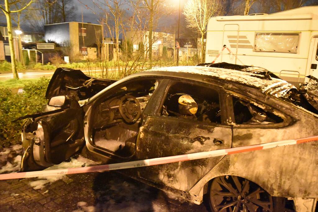 Twee auto's verwoest op parkeerplaats