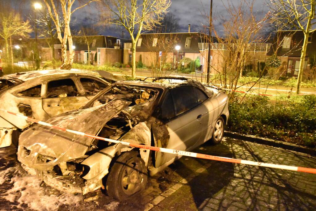 Twee auto's verwoest op parkeerplaats