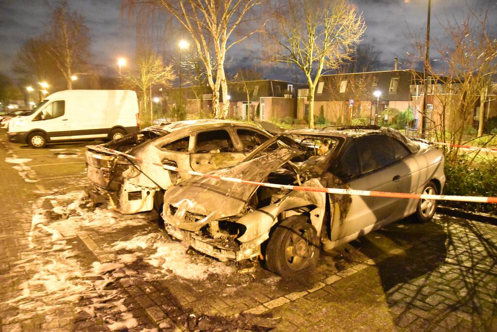 Twee auto's verwoest op parkeerplaats