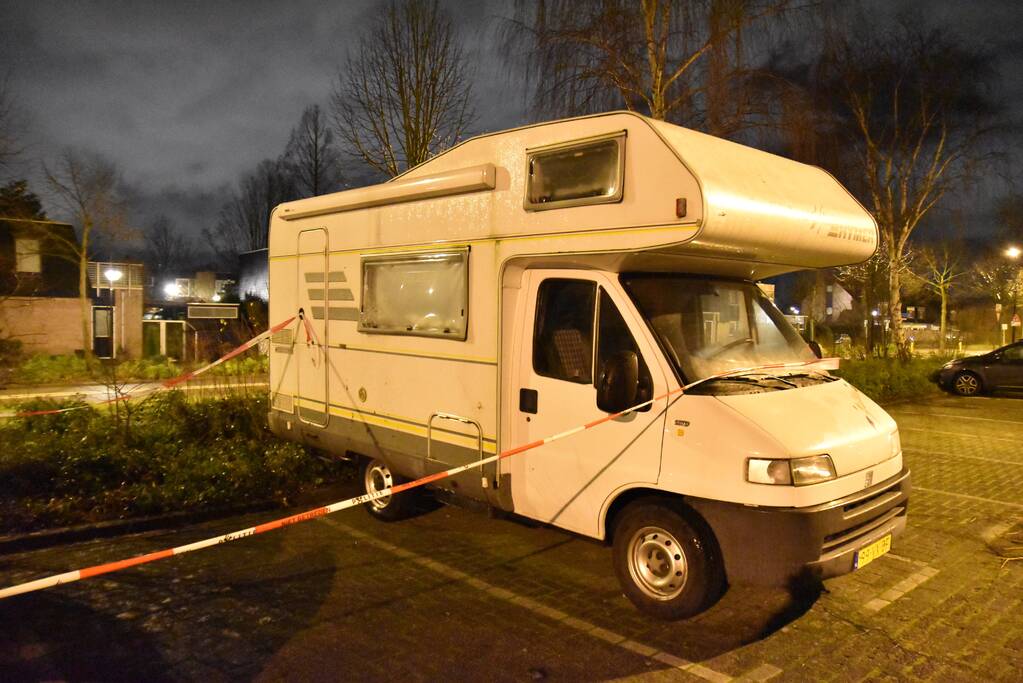 Twee auto's verwoest op parkeerplaats