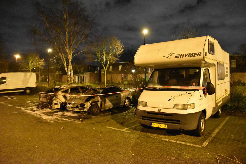 Twee auto's verwoest op parkeerplaats
