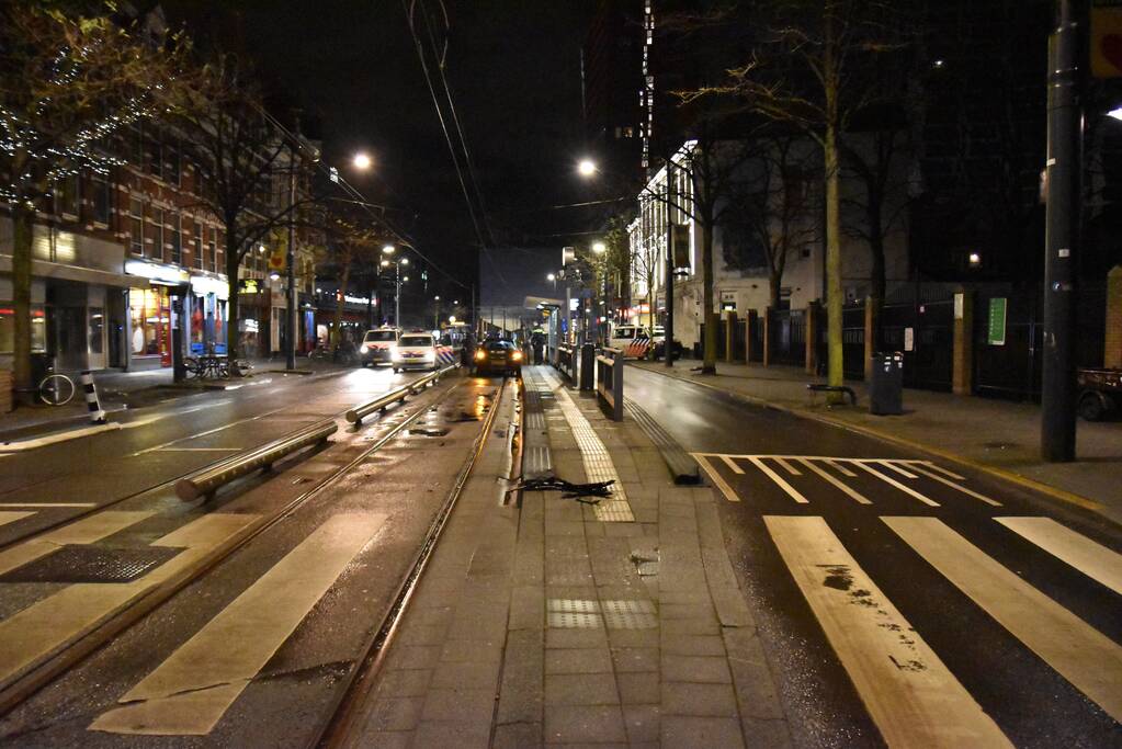 Automobilist rijdt tegen tramhalte aan
