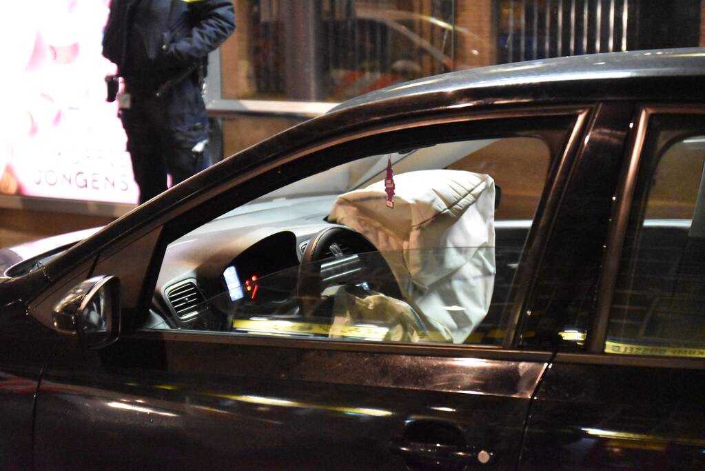 Automobilist rijdt tegen tramhalte aan