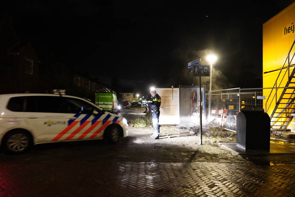 Kerstbomen tegen bouwcontainer in brand gestoken