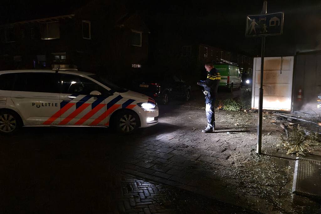 Kerstbomen tegen bouwcontainer in brand gestoken