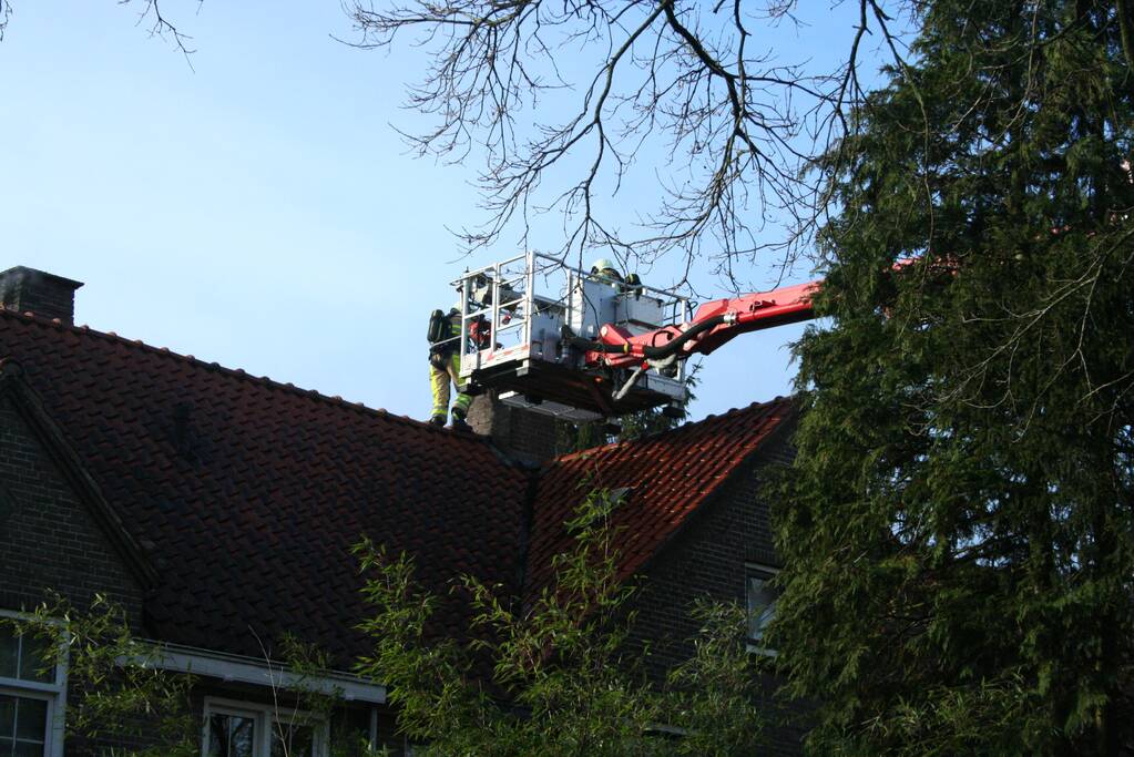 Schoorsteenbrand geveegd na brand