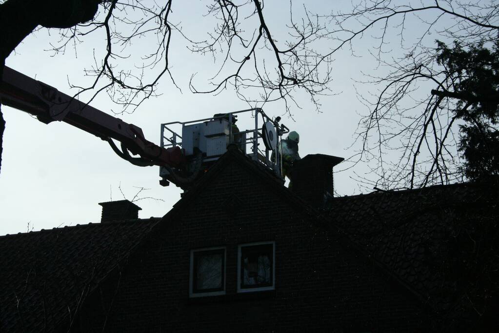 Schoorsteenbrand geveegd na brand