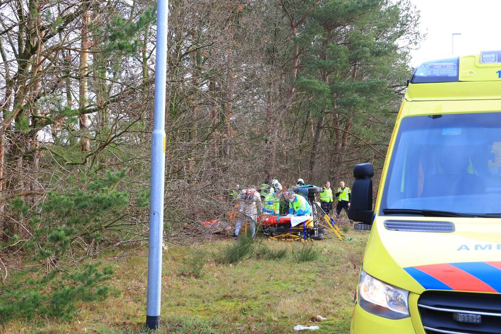Auto vliegt uit de bocht en belandt op zijn kant