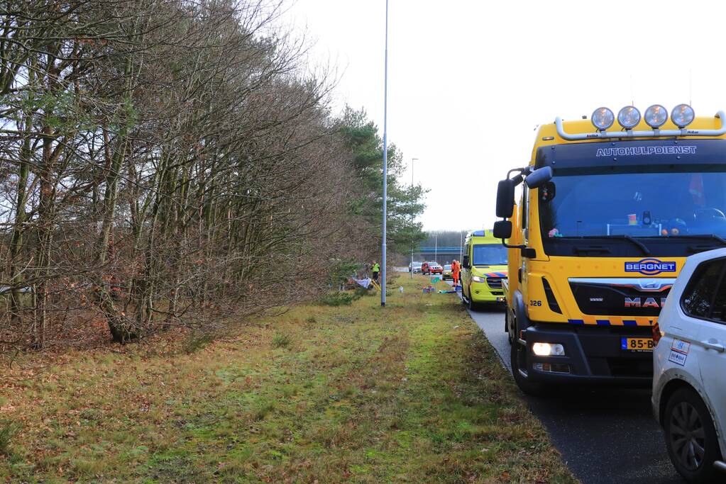 Auto vliegt uit de bocht en belandt op zijn kant