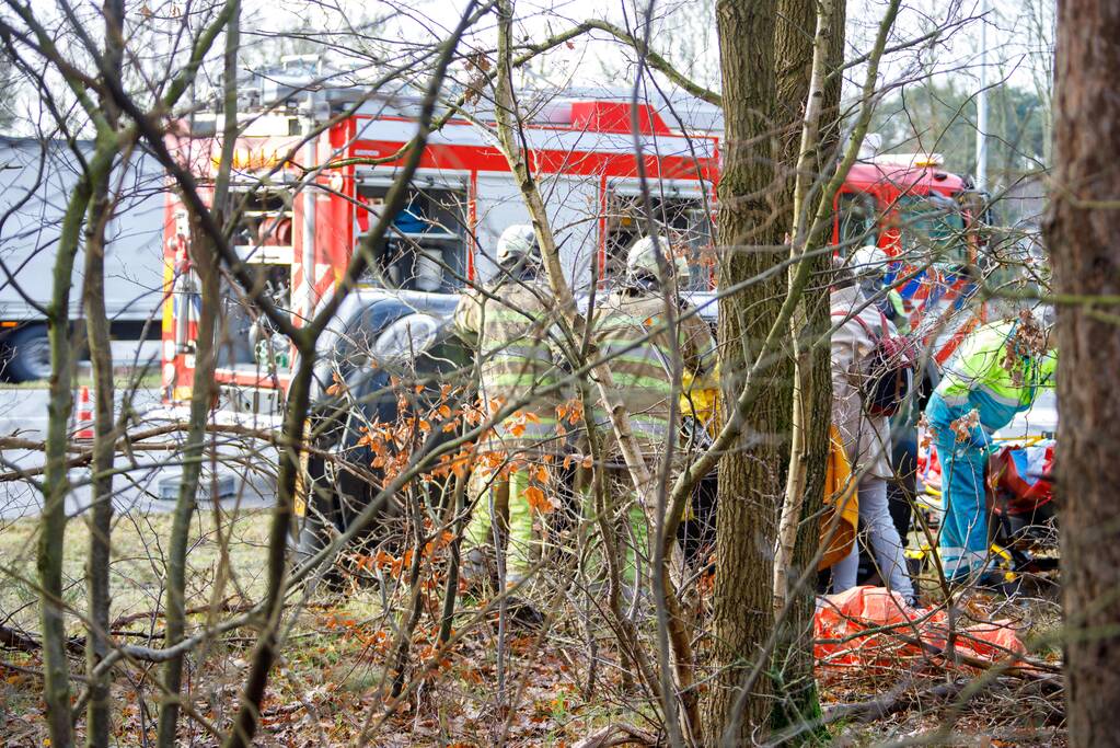 Auto vliegt uit de bocht en belandt op zijn kant
