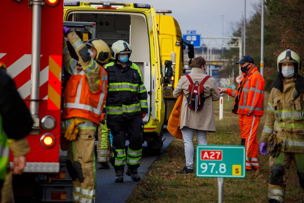 Auto vliegt uit de bocht en belandt op zijn kant
