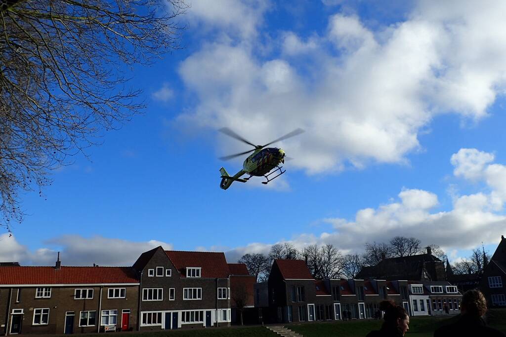 Traumahelikopter landt op grasveld voor incident