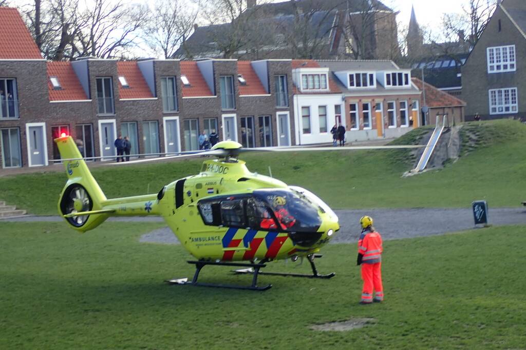 Traumahelikopter landt op grasveld voor incident
