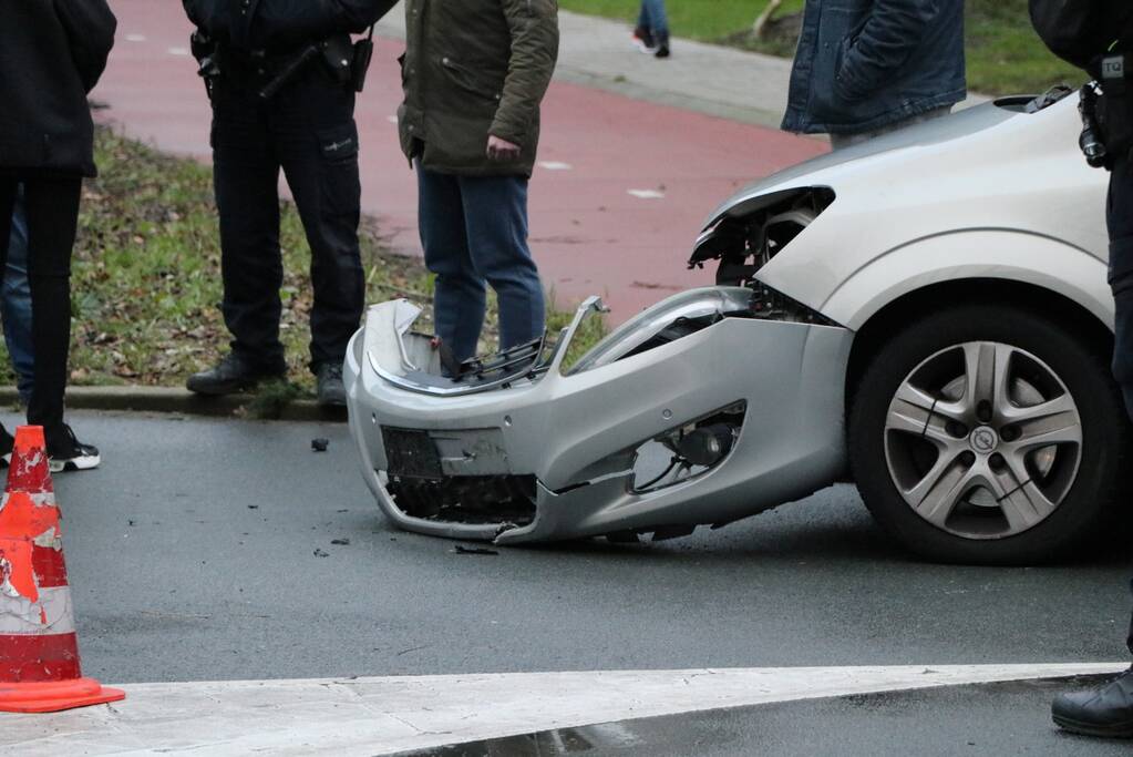 Personenauto heeft schade na aanrijding met scooter