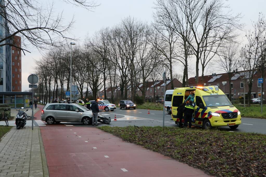Personenauto heeft schade na aanrijding met scooter