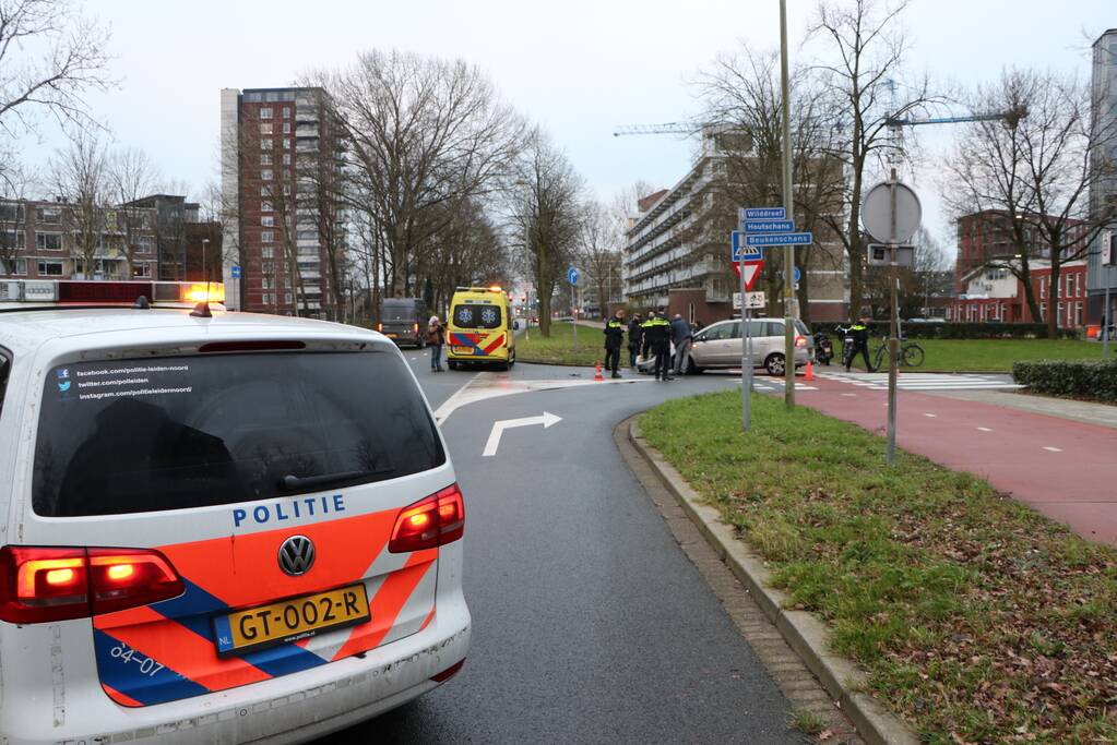 Personenauto heeft schade na aanrijding met scooter