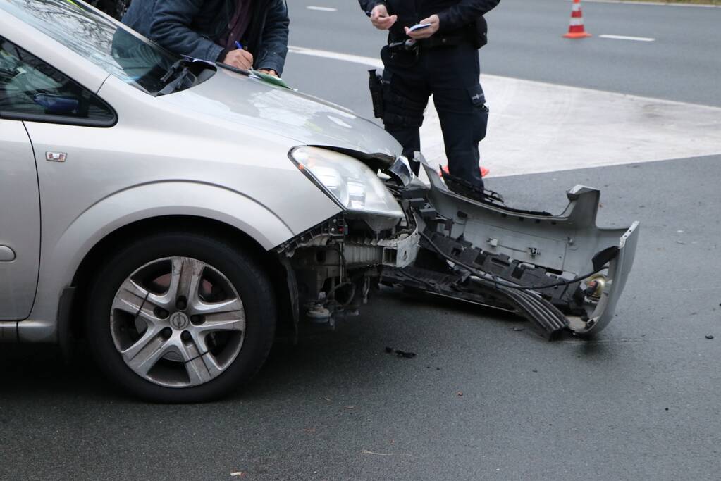 Personenauto heeft schade na aanrijding met scooter