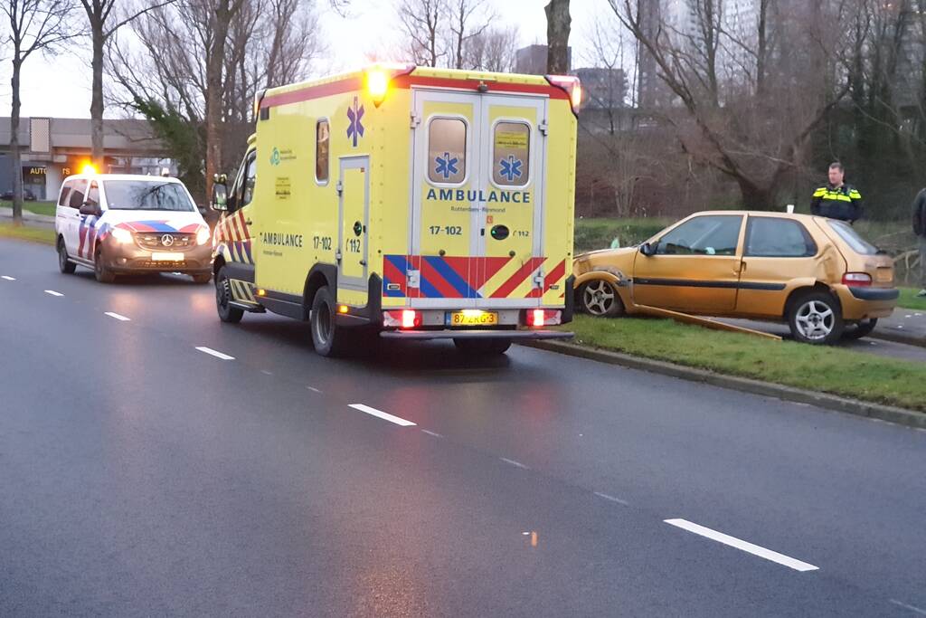 Bestuurder raakt macht over het stuur kwijt en ramt boom