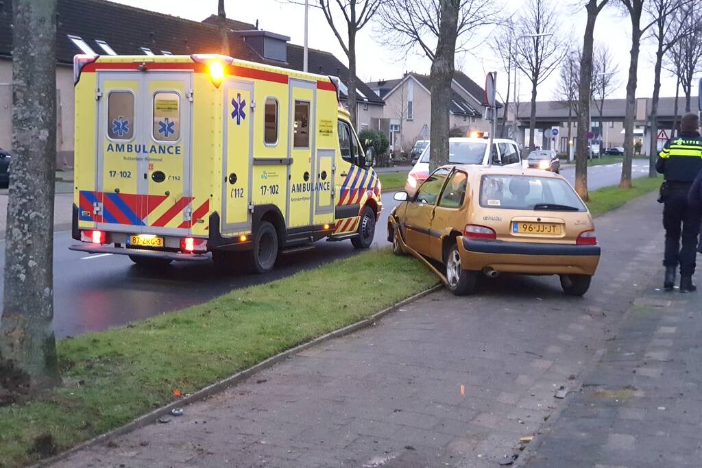 Bestuurder raakt macht over het stuur kwijt en ramt boom