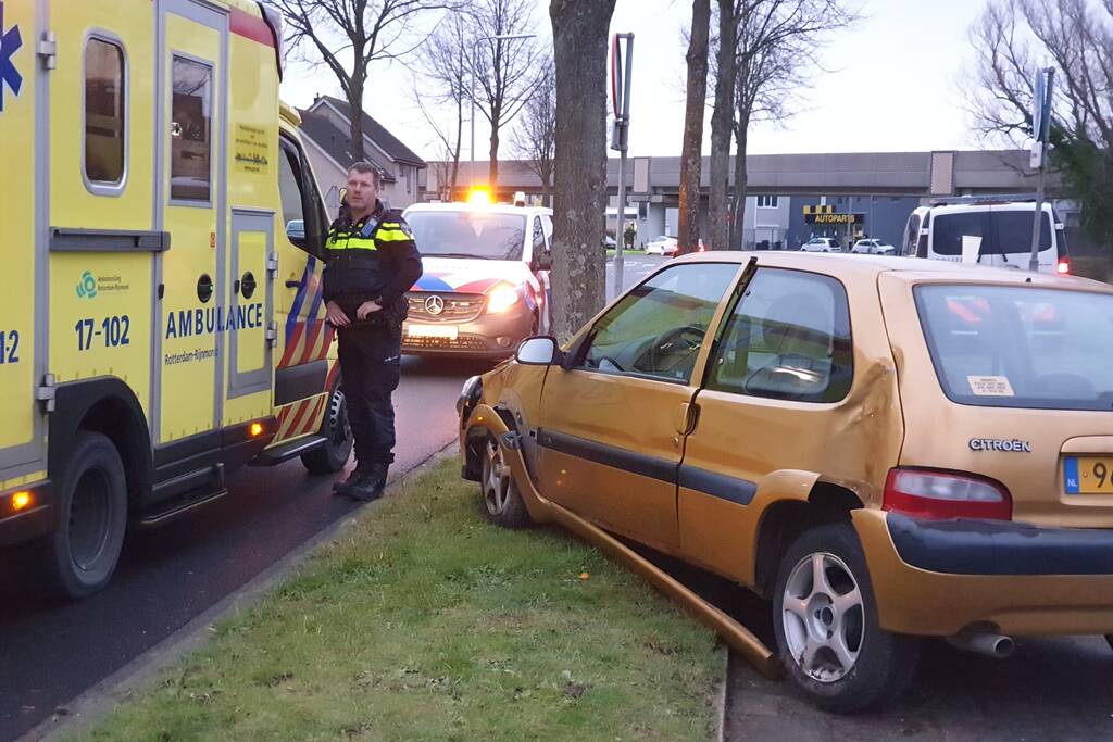 Bestuurder raakt macht over het stuur kwijt en ramt boom