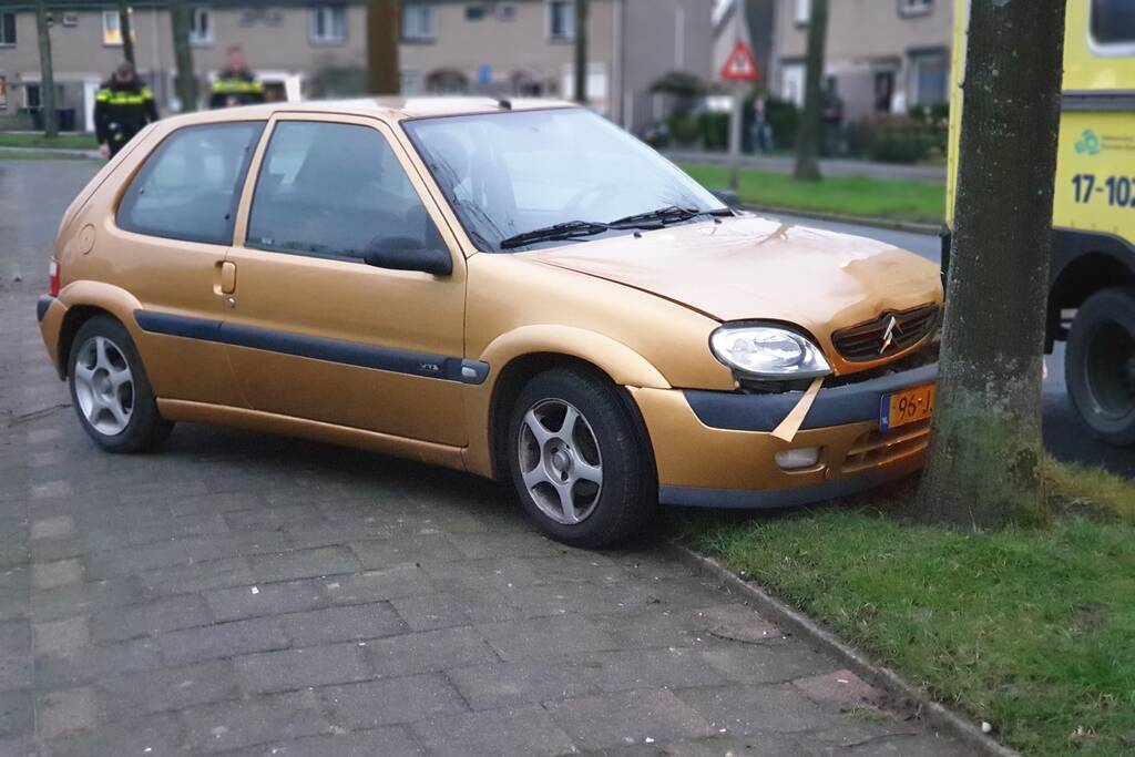 Bestuurder raakt macht over het stuur kwijt en ramt boom
