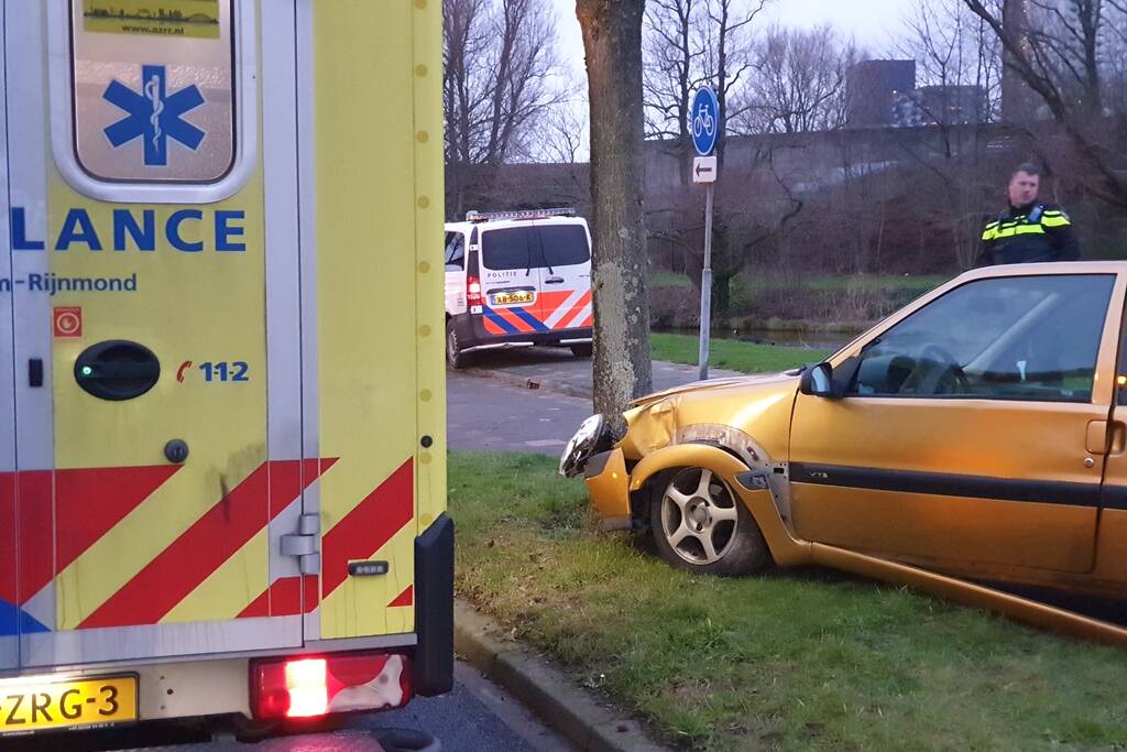 Bestuurder raakt macht over het stuur kwijt en ramt boom