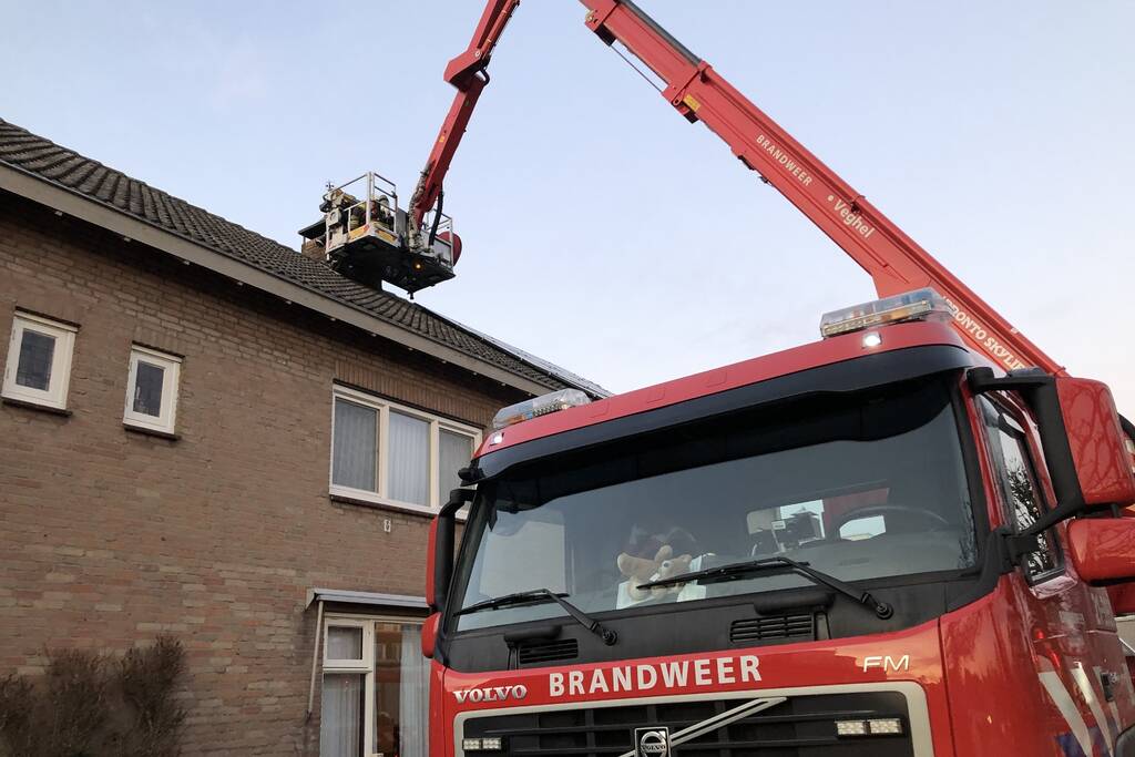 Brandweer veegt schoorsteen na schoorsteenbrand