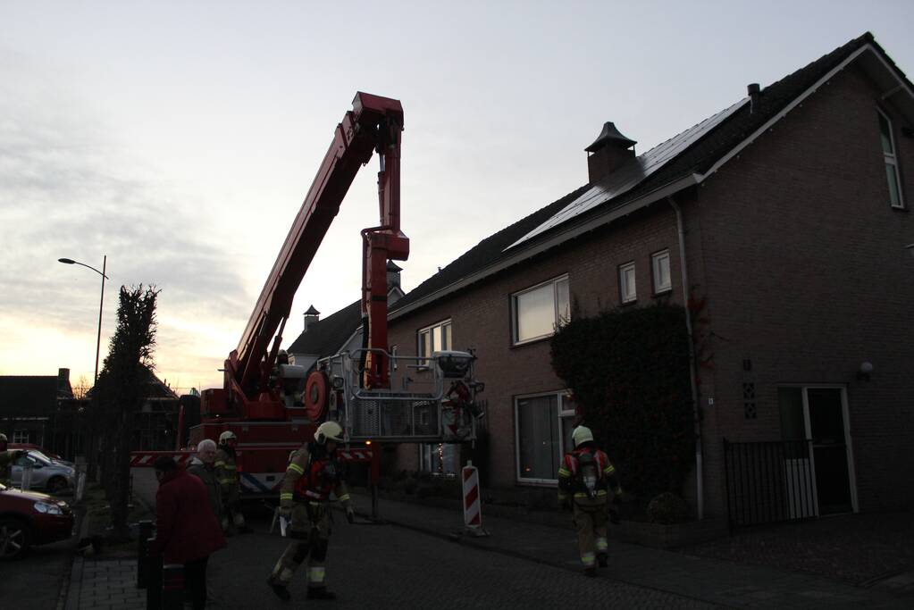 Brandweer veegt schoorsteen na schoorsteenbrand