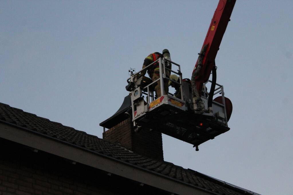 Brandweer veegt schoorsteen na schoorsteenbrand